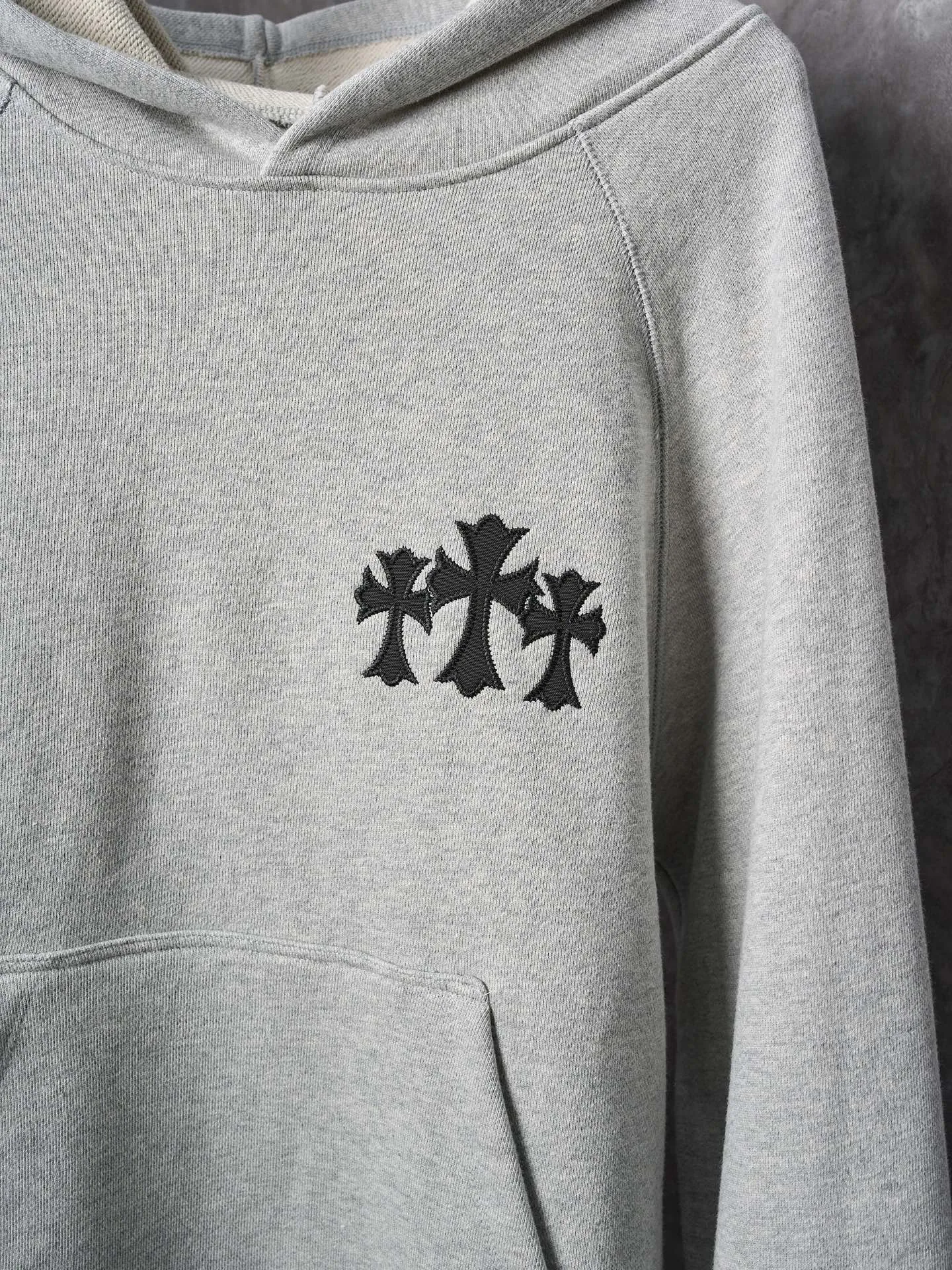 P480 Actual auction] Chrome Hearts/Ch cross logo patch embroidered hooded sweatshirt [Ready stock] S M L XL custom-made heavyweight fortress interwoven air cotton, full of texture, thick and solid, based on high-end ash tone, with a coexistence of vicissitudes and elegance. With the Chrome heart cross patch embroidery decoration on the chest, it becomes the ultimate interpretation of dark Gothic style. CH Gothic font is the finishing touch on the back panel. Let the totem become your spiritual thorn. The logo iron plate sways slightly with the swing of the body, adding a sense of movement and vitality. It is unobtrusive but has an indescribable aura. It interprets the perfect blend of retro and luxury. It adopts imported machine patch embroidery technology and uses advanced computer control systems and precise mechanical components to realize the Chrome Hearts logo patch embroidery operation. It presents an embroidery effect with both clarity and three-dimensionality. The fabrics have been washed and have a better hand feel and are not easily deformed. Not easy to shrink, not easy to fade, maintain long-term beauty, loose fit